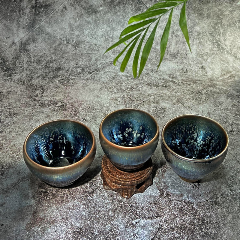 藍底帶毫絲主人杯品茗兩型可選Blue background with oil drops, millisilk teacups.