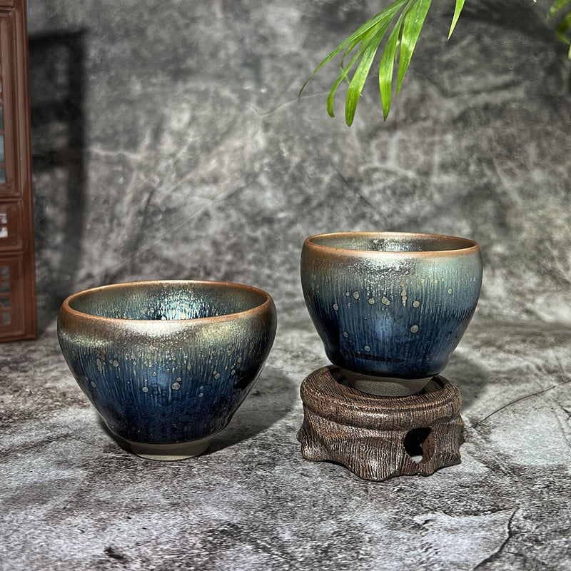 藍底帶毫絲主人杯品茗兩型可選Blue background with oil drops, millisilk teacups.